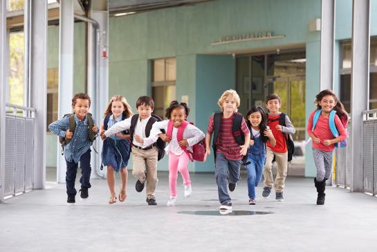 lagere school kinderen rennen in de hal