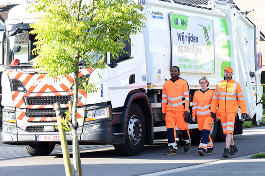 chauffeur en beladers naast ophaalwagen